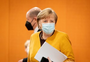 Merkel recibirá su primera dosis de la vacuna anticoronavirus de AstraZeneca el #16Abr