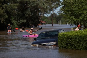 Las inundaciones matan a dos personas en Australia mientras prosiguen las evacuaciones