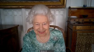 La reina Isabel realiza su primera aparición pública del año tras alivio de restricciones por el Covid-19