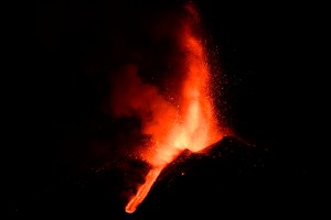 Volcán Etna experimenta su octava erupción en dos semanas