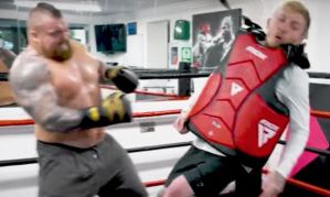 ¡UFF! Youtuber recibió un golpe por parte de uno de los hombres más fuertes del mundo (Video)