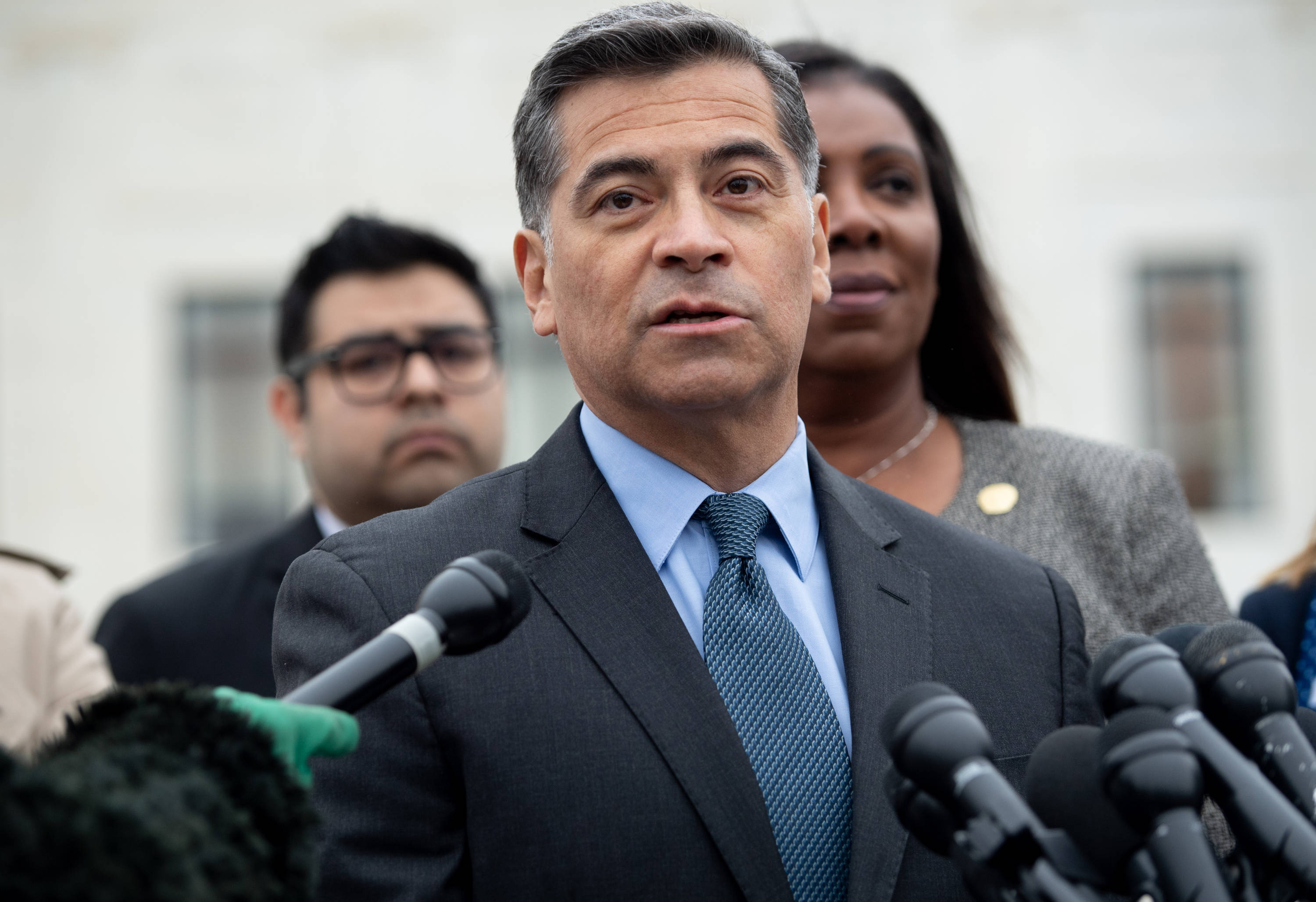 Senado de EEUU confirma por primera vez a un latino como secretario de Salud