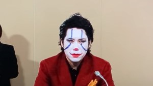 Un candidato a gobernador de una prefectura japonesa presenta su programa vestido al estilo de Joker (Videos)