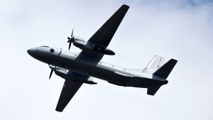 Un avión de transporte militar An-26 se estrella en Kazajistán