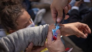 Migrantes son obligados a comprar brazaletes de colores para no ser asesinados en su camino a EEUU