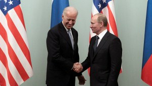 Biden sanciona a Rusia y expulsa a diplomáticos, pero tiende la mano a Putin
