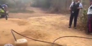 “Aprehensión en flagrancia”: Policía del Zulia fue pillada robando gasolina (Video)