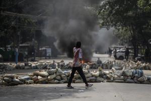 Reportan decenas de muertos durante las protestas contra la junta militar birmana