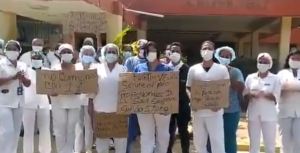 “No tenemos uniformes ni zapatos”: Sector salud protestó en Vargas (Video)