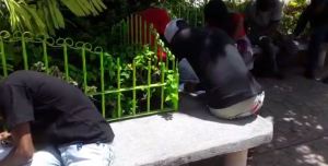 ¡UN CHISTE! A punta de planas, policías pretenden que en Caucagua usen el tapabocas (Video)