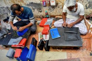 Con la fabricación de bolsos, una comunidad de artesanos lucha contra la discriminación en India