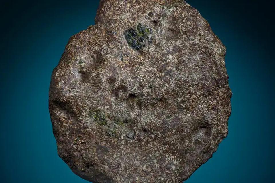 Hallan meteorito tan antiguo como el sistema solar