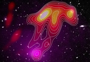 Astrónomos detectaron una “medusa espacial” en un cúmulo de galaxias