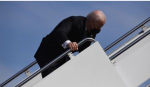 Las IMÁGENES de la caída de Joe Biden que dieron la vuelta al mundo