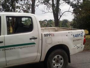 Alerta en Apure: Atacaron camioneta de Corpoelec con más de 20 disparos (FOTOS)
