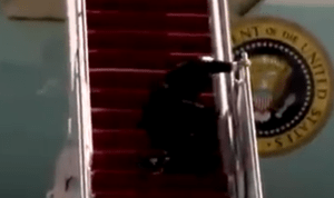 EN VIDEO: La caída de Joe Biden mientras subía las escaleras del Air Force One