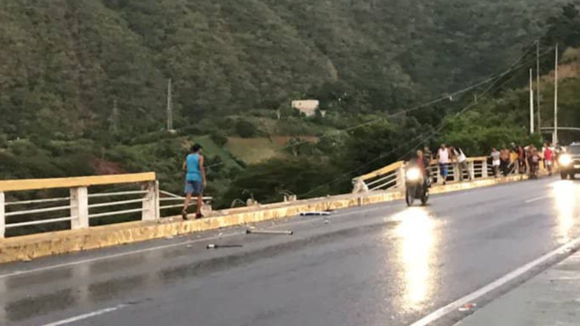 Una gandola colisionó y cayó al vacío en el viaducto 2 de la autopista Caracas-La Guaira #11Mar (FOTOS)