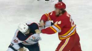 La brutal pelea entre dos jugadores de hockey en pleno partido sobre hielo (VIDEO)