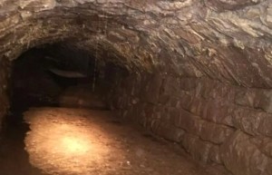 Cambiaban un poste de luz y hallaron enigmáticos túneles medievales en Gran Bretaña