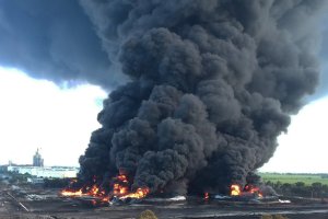 Varias víctimas tras el impactante incendio en una refinería de Indonesia (Fotos)