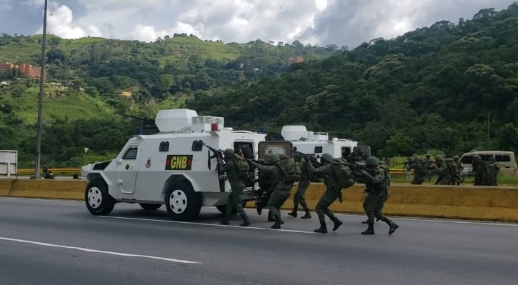 La GNB realizó ejercicios militares trancando la autopista Gran Mariscal de Ayacucho en homenaje a Hugo Chávez #6Mar (Fotos)