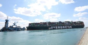 Reportan que el enorme carguero Ever Given se movió por primera vez tras encallar en el canal de Suez