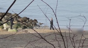 Descubren a dos policías posando y sacándose fotos junto a un cadáver encontrado en una playa de Canadá (Video)