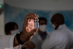 Expertos critican promoción en Venezuela de “gotas milagrosas” y vacunas cubanas