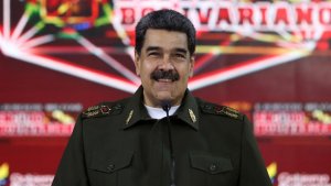 El uniforme de comandante en jefe con el que Nicolás Maduro se esfuerza por lograr el liderazgo en la Fuerza Armada