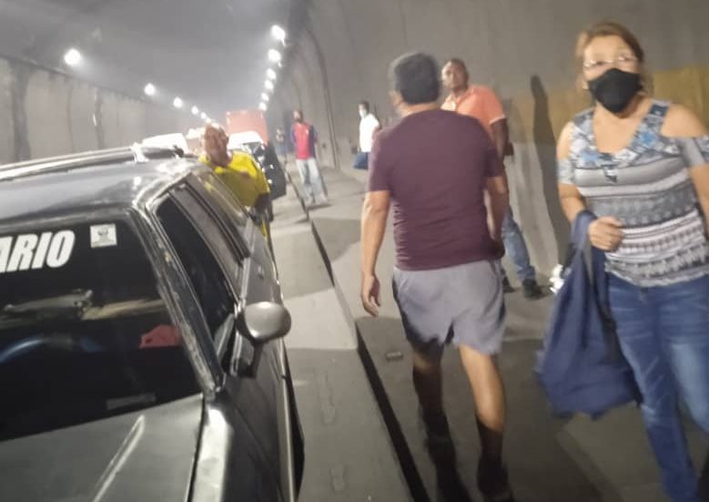 Conductores quedaron atrapados en túnel El Paraíso por tiroteo en la Cota 905 (FOTOS)