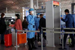 “Dolor psicológico”: Japón pidió a China que deje de hacer pruebas de hisopado anal para Covid-19 a los viajeros del país