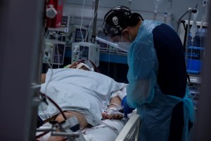 Pacientes críticos en Chile volvieron a aumentar pese a la rápida vacunación