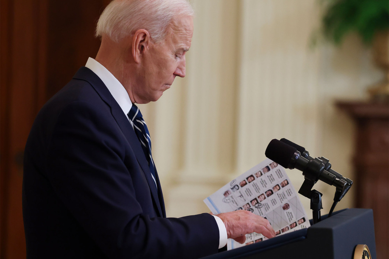 Nuevas fotos revelan los trucos utilizados por Biden durante su primera conferencia de prensa