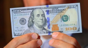 Billetes falsos de 100 dólares: cuál es la fórmula infalible para detectarlos al instante