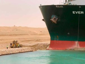 IMPACTANTES FOTOS: Buque carguero MV Ever Given continúa atravesado en el Canal de Suez