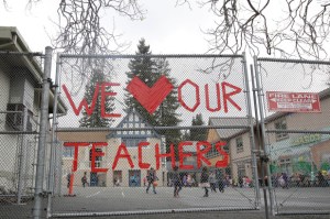 Escuelas de California discuten uso del dinero de Covid-19 para  bonificaciones de maestros