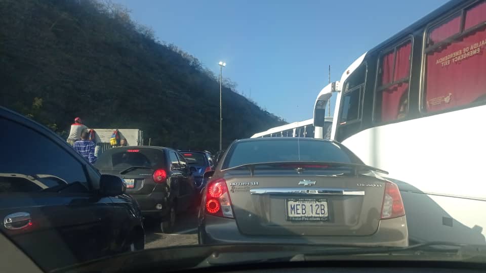 Reportan fuerte retraso para ingresar a Caracas desde La Guaira este #22mar (Fotos)