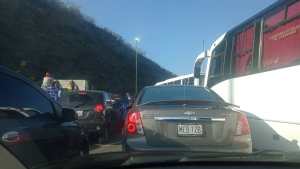 Reportan fuerte retraso para ingresar a Caracas desde La Guaira este #22mar (Fotos)