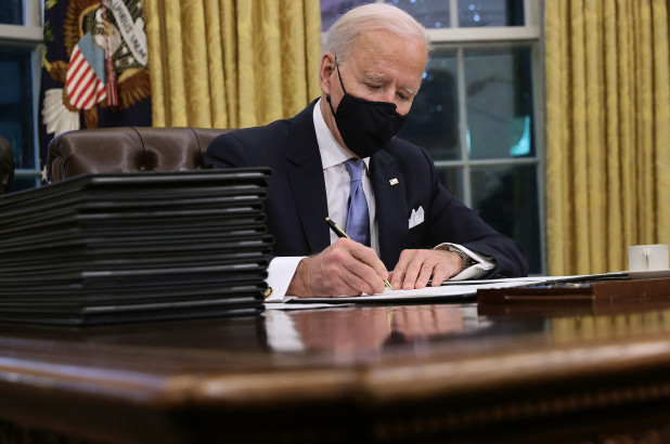 Biden apelará fallo que anula uso obligatorio de mascarillas en transporte público de EEUU