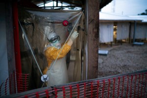 Washington monitorea a más de 20 personas para detectar el virus del Ébola