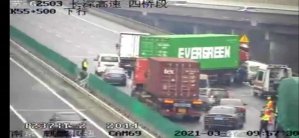 Primero un barco, y ahora un camión: Evergreen paraliza el tráfico en China (Fotos)
