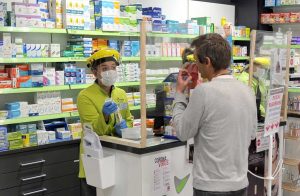 Alemanes se apresuran para comprar pruebas antigénicas en los supermercados