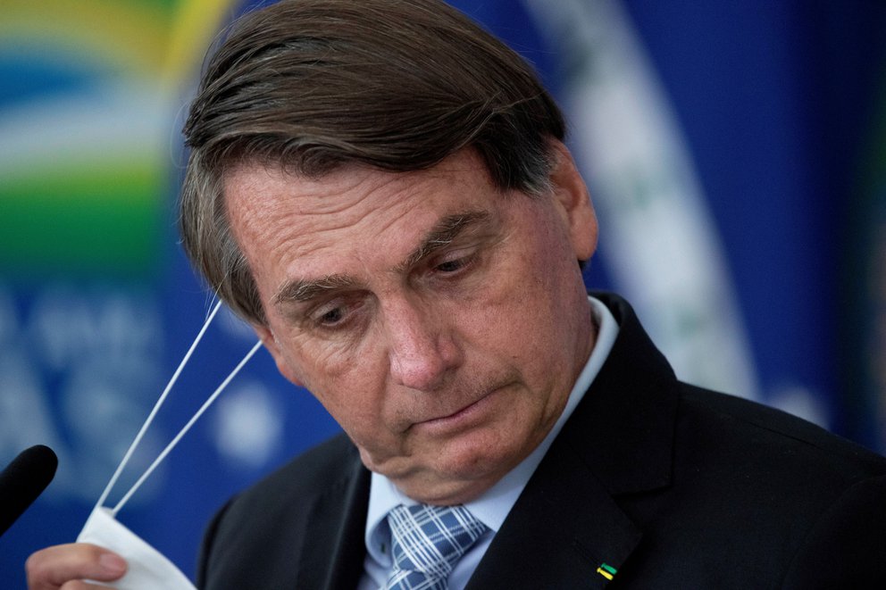 Bolsonaro, multado por promover aglomeración y no usar mascarilla en Brasil