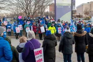 Cientos de enfermeras del hospital de Massachusetts se declararon en huelga
