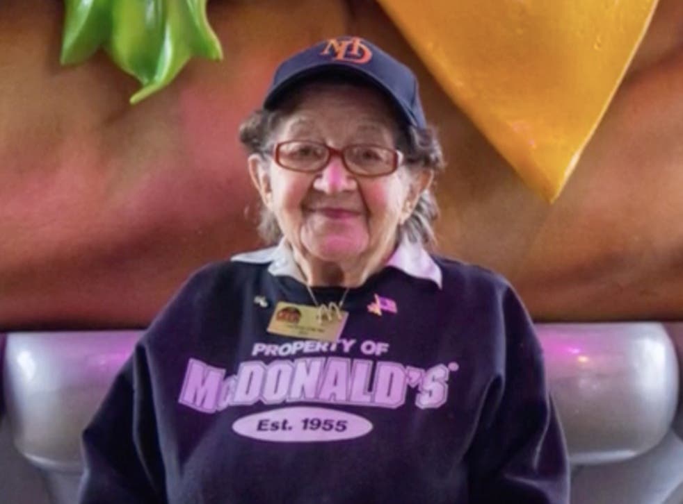 ¡Wow! Empleada de McDonald’s cumplió 100 años de edad y no piensa en jubilarse (Fotos)