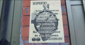 “No les den comida, ropa ni trabajo”: Los carteles contra venezolanos que aparecieron en Bogotá (Imágenes)