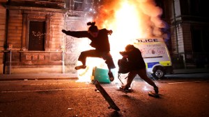 EN VIDEO: Protesta en Inglaterra deja dos policías heridos y dos patrullas incendiadas