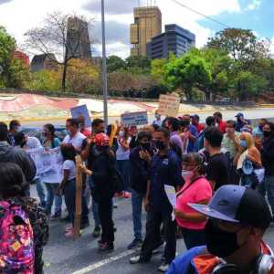 Trabajadores y estudiantes de la UCV protestan en la autopista Francisco Fajardo #15Mar (Video)