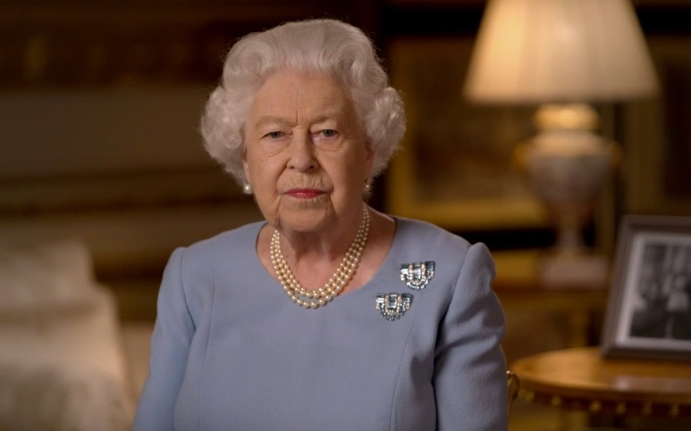 Reina Isabel II aboga por “dedicación al deber”, antes de emitirse entrevista a Enrique y Meghan