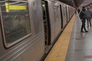Hombre arrestado por apuñalar a un adolescente en el metro de Nueva York
